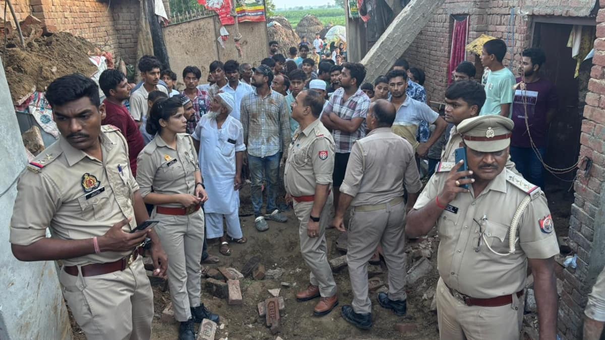 हापुड़ में भरभराकर गिरा कच्चा मकान, एक मासूम बच्ची की मौत और परिवार के चार लोग घायल 