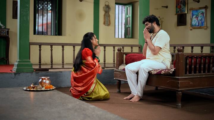 इंद्रायणी काही कृती करायच्या आधीच पुंडलिक विठुचिवाडीत विठ्ठल मंदिरात कीर्तनासाठी उभा राहतो आणि तिथूनच अधोक्षजच्या वारसत्वाला थेट आव्हान देतो. कीर्तनकार परंपरा चालवण्यासाठी अधोक्षज सक्षम नाही, असं खुलेआम सांगत तो अधोक्षजच्या तोतल्यावर टीका करतो.