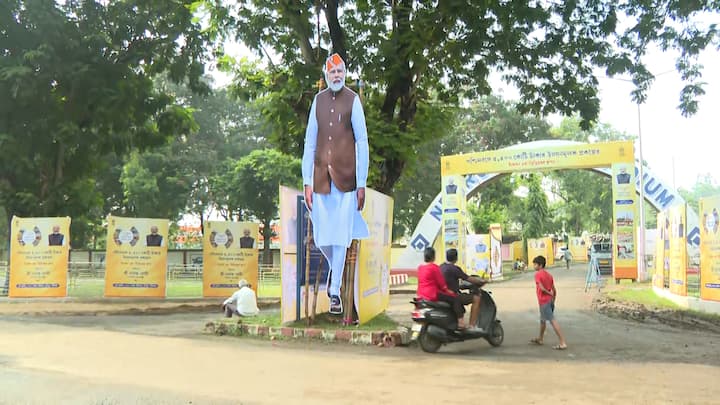 ৩টে থেকে সাড়ে ৩টে পর্যন্ত সেখানে সরকারি অনুষ্ঠানে যোগ দেবেন প্রধানমন্ত্রী। ৫ হাজার কোটি টাকার বেশি প্রকল্পের সূচনা করবেন।