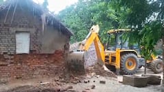 हत्यारों के घर को जमींदोज करने पहुंचा बुलडोजर, ग्राम समाज की जमीन पर बना मकान किया ध्वस्त