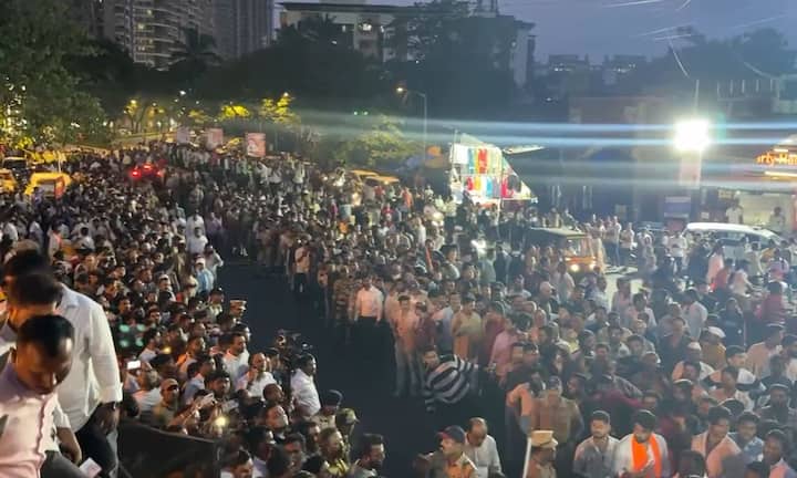 षडयंत्र ओळखा, मुंबई गुजरातला मिळवण्यासाठी हा खाटाटोप सुरु असल्याचे राज ठाकरे म्हणाले.