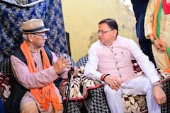 सीएम धामी ने राज्य आंदोलनकारियों से की मुलाकात, छोटे बच्चे को गोद में लेकर किया दुलार