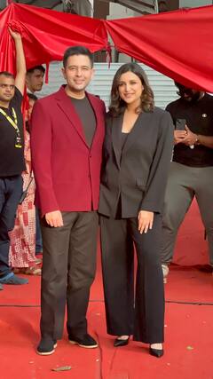 बॉस लेडी लुक में पति राघव चड्ढा संग कपिल शर्मा के शो पर पहुंचीं परिणीति चोपड़ा, बाहों में बाहें डालकर दिए पोज