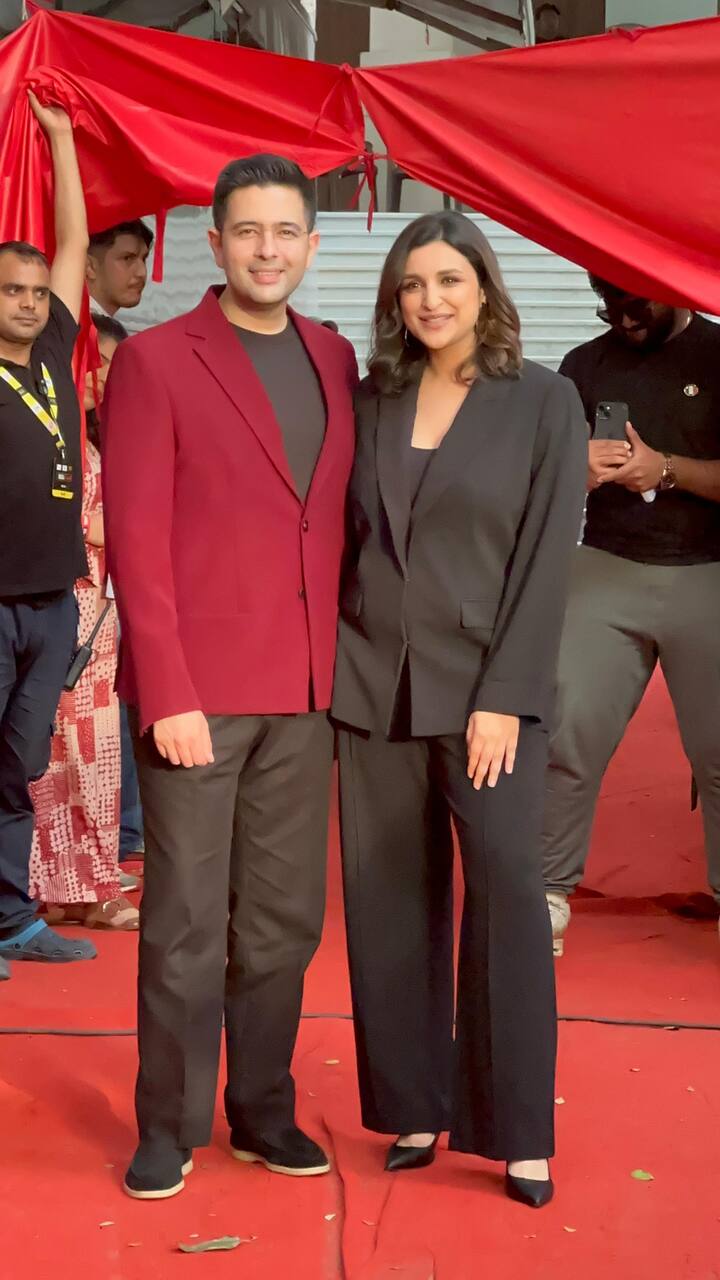 बॉलीवुड एक्ट्रेस परिणीति चोपड़ा पिछले कई दिनों से इंडिया से बाहर थी. जो अब मुंबई में लौट आई हैं.