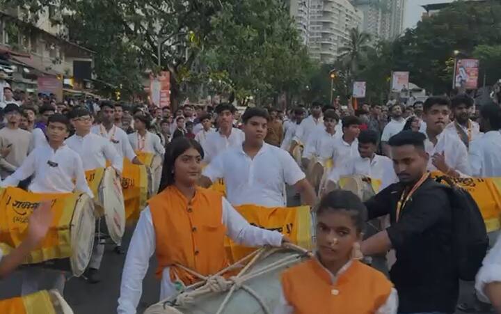 ढोल ताशांच्या गजरात राज ठाकरेंचं मीरा भाईंदरमध्ये स्वागत करण्यात आले.