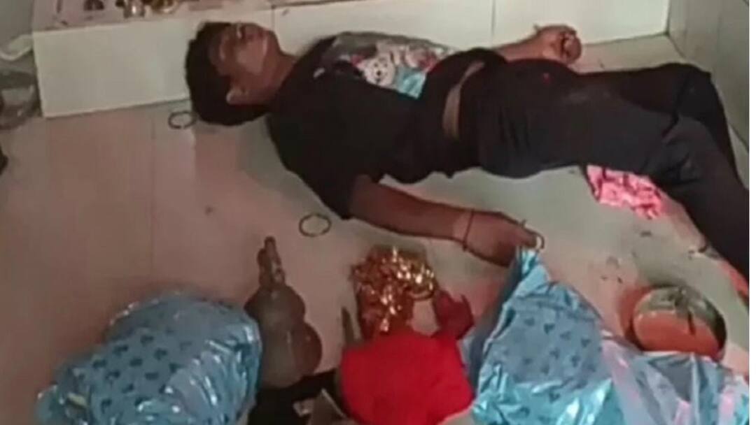 Ranchi thief fell asleep after stealing silver trident and Coins from Shiv temple in Jharkhand ann Jharkhand: मंदिर में चोरी के बाद चोर को आ गई नींद, भागने की जगह चांदी के त्रिशूल के साथ कोने में सोया