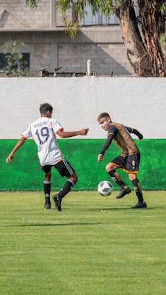 फुटबॉलर कोणते पाणी पितात?