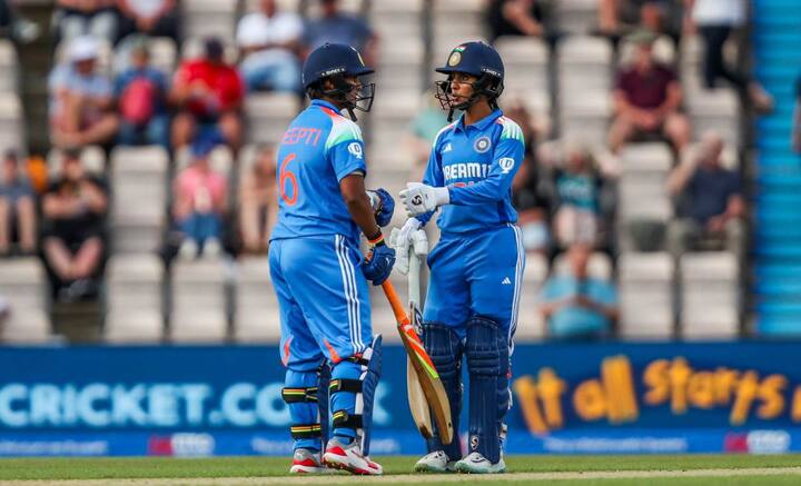 भारत ने इंग्लैंड के खिलाफ पहले वनडे में शानदार जीत दर्ज की और टीम इंडिया इस सीरीज में 1-0 से आगे हो गई है.