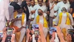 आरा में जनसभा के दौरान प्रशांत किशोर की तबीयत बिगड़ी, महिला को बचाने में सीने में लगी चोट