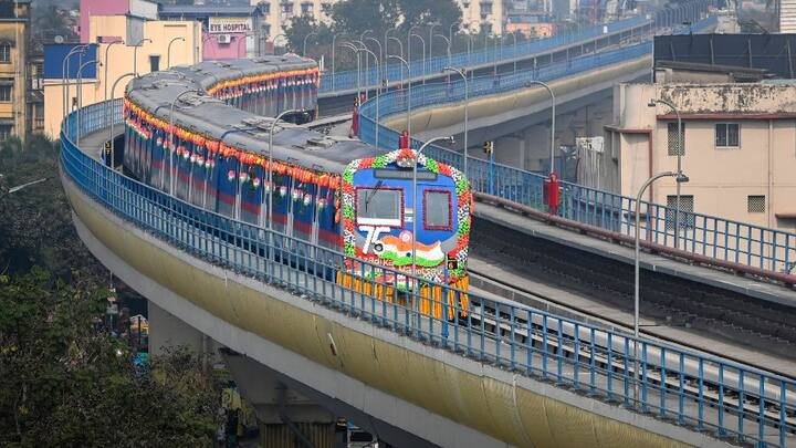 হাজার হাজার যাত্রীর অসুবিধা হয়। তাই গেট বন্ধ হলে অপেক্ষা করুন। পরের ট্রেন ধরুন। কোনো অবস্থাতেই তাড়াহুড়ো করে মেট্রোর গেট হাত, পা বা অন্য কিছু দিয়ে বন্ধ করতে বাধা দেবেন না, এমনটা করলে জরিমানা তো দিতে হবেই, তার সাথে আপনি অন্যদের জীবনও বিপন্ন করতে পারেন।