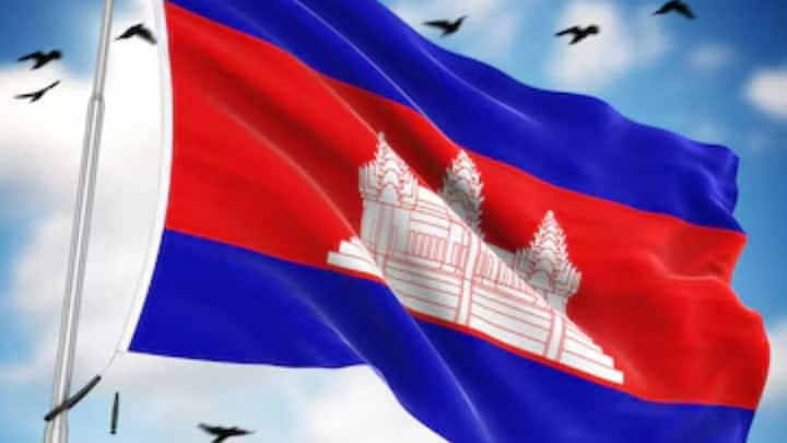 अंकोरवाट दुनिया के सबसे बड़े धार्मिक स्थलों में से एक है. जानकारों की मानें तो इसे 12वीं शताब्दी में महिधरपुरा के राजाओं के द्वारा बनवाया गया था. इस मंदिर में पांच मीनारें हैं, लेकिन झंडे पर सभी दिखाई नहीं देती हैं.