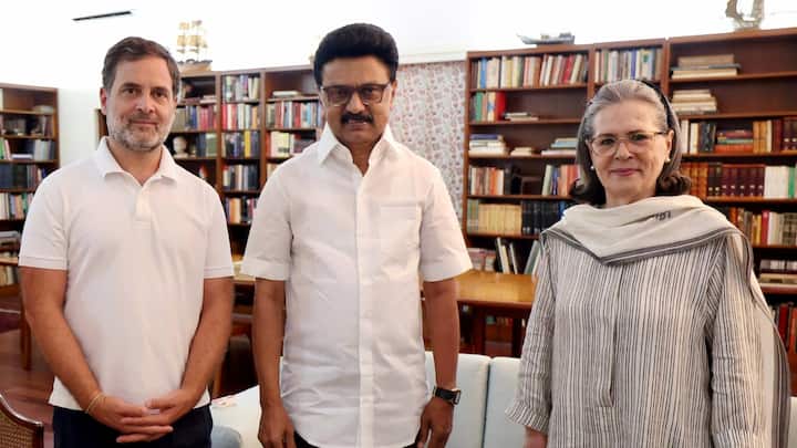 तमिलनाडु में डीएमके को 37% लोग सही विकल्प मानते हैं, जबकि AIADMK को 33% और टीवीके को 12% समर्थन मिला. सीएम स्टालिन के खिलाफ एंटी इनकंबेंसी का आंकड़ा 41% है, वहीं 31% लोग सरकार के पक्ष में हैं. कुल मिलाकर डीएमके बढ़त में है, लेकिन जनता में नाराजगी भी देखी जा रही है.