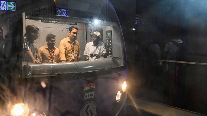 এছাড়াও, মেট্রোর গেট আটকালে অনেক সময় স্টেশনেই আপনাকে আটকে জিজ্ঞাসাবাদও করা হতে পারে। যদি আপনি ইচ্ছাকৃতভাবে মেট্রো গেট বন্ধ হতে বাধা দেন তবে আপনাকে ৫০০ টাকা পর্যন্ত জরিমানা দিতে হতে পারে।