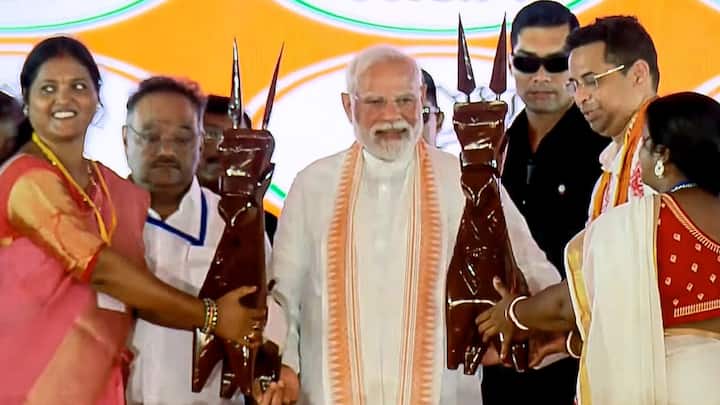 মোদি বলেন, পশ্চিমবঙ্গের যুবকদের বলছি, বাংলার বদল হতে পারে। বিজেপি সরকার আসার কয়েক বছরের মধ্যে পশ্চিবঙ্গ টপ রাজ্য হতে পারে। এটা আমার বিশ্বাস। কারণ, পশ্চিমবঙ্গে প্রতিভাশালী ভাইবোন আছে। এখানে নদী আছে, সমুদ্র আছে। পশ্চিমবঙ্গ আমদানি-রফতানির কেন্দ্র ছিল। বন্দর আছে। প্রাকৃতিক শক্তি আছে। পশ্চিমবঙ্গ সব শক্তি আছে যা মেক ইন ইন্ডিয়াকে সমৃদ্ধ করতে পারে।