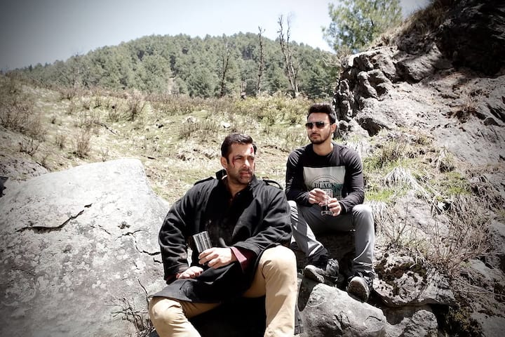 The pictures featured candid moments with Salman Khan, Nawazuddin Siddiqui, Harshaali Malhotra, and Kabir Khan during the shoot.