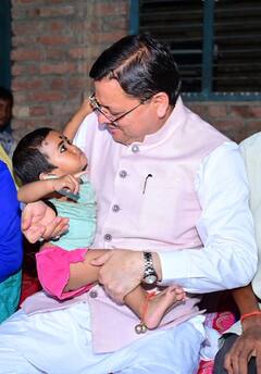 सीएम धामी ने राज्य आंदोलनकारियों से की मुलाकात, छोटे बच्चे को गोद में लेकर किया दुलार