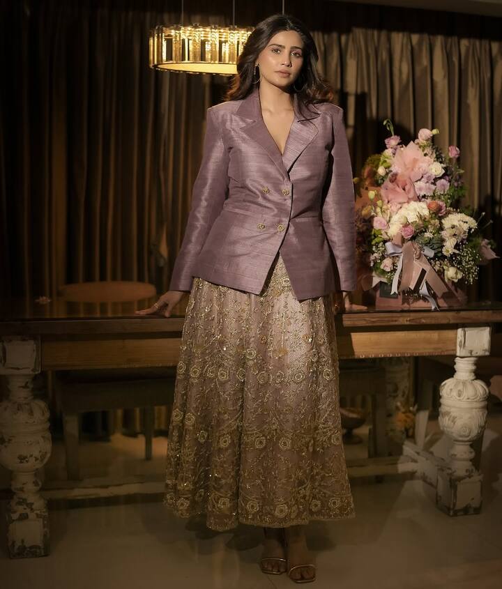 वो हसीना कोई और नहीं बल्कि डेजी शाह हैं. काफी दिनों ने ये अफवाह फैली थी कि सलमान खान की हे एक्ट्रेस बिग बॉस हाउस में एंट्री करने वाली हैं. लेकिन अब एक्ट्रेस ने इन अफवाहों को खारिज कर दिया है