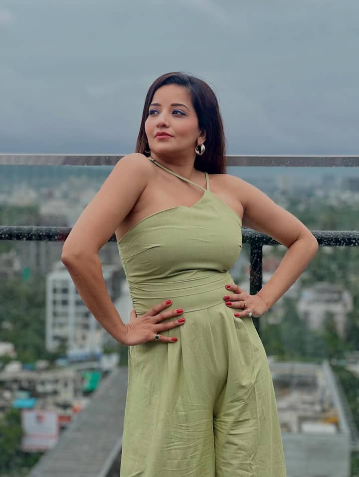 बिग बॉस से फेमस हुईं भोजपुरी एक्ट्रेस मोनालिसा इन दिनों सोशल मीडिया पर काफी चर्चा में हैं।