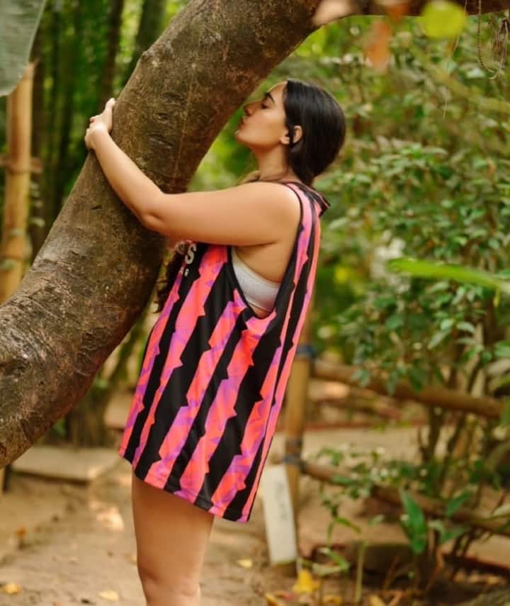 इन तस्वीरों में एक्ट्रेस बेहद बोल्ड अवतार में नजर आईं।इन तस्वीरों में एक्ट्रेस मेघा शुक्ला का बोल्ड अवतार फैंस को दीवाना बना रहा है।