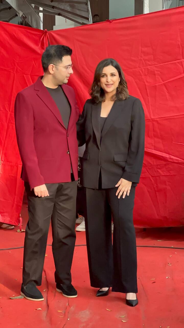 एक्ट्रेस को पैपराजी ने शुक्रवार के दिन उनके पति राघव चड्ढा के साथ स्पॉट किया गया. दोनों कपिल शर्मा के शो पर एकसाथ नजर आए.