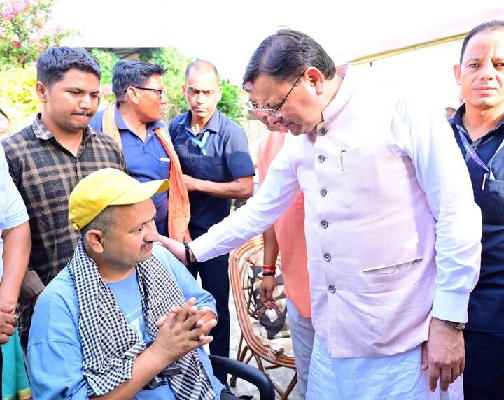 इस मुलाकात को लेकर सीएम धामी ने कहा जनता-जनार्दन से मिलने वाला असीम प्रेम व आशीर्वाद सदैव राज्य के विकास के लिए समर्पित होकर कार्य करने की प्रेरणा देता है. सीएम धामी ने इस दौरान देवतुल्य जनता से राज्य में होने वाले त्रिस्तरीय पंचायत चुनावों में बढ़ चढ़कर हिस्सा लेने की अपील की.