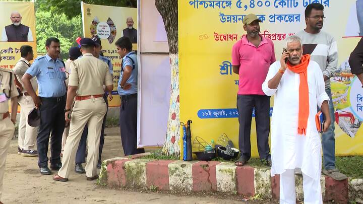 বেশ কিছু রাস্তায় যান চলাচল বন্ধ করে দেওয়া হয়েছে। পুলিশ কুকুর দিয়ে তল্লাশি চালানো হচ্ছে, রয়েছে বম্ব স্কোয়াডও।