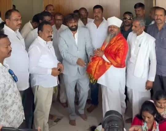 Adilabad Crime News: ఆదిలాబాద్‌ జిల్లా నాయకుల మెడకు డిజిటల్ మైక్రో ఫైనాన్స్ మెసాల ఉచ్చు- క్రిష్ణాతో ఫొటోలు దిగిన నాయకులపై ఆరోపణలు