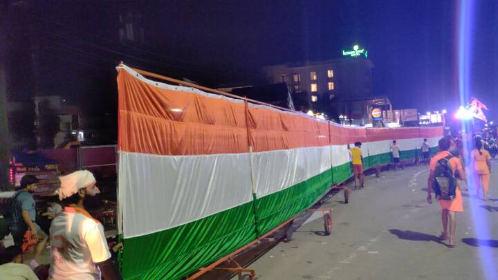 हरिद्वार की सड़कों पर श्रद्धा का ऐसा सैलाब उमड़ा है, जिसने पूरे शहर को शिवमय बना दिया है.