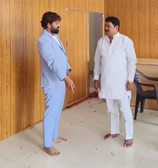 Adilabad Crime News: ఆదిలాబాద్‌ జిల్లా నాయకుల మెడకు డిజిటల్ మైక్రో ఫైనాన్స్ మెసాల ఉచ్చు- క్రిష్ణాతో ఫొటోలు దిగిన నాయకులపై ఆరోపణలు