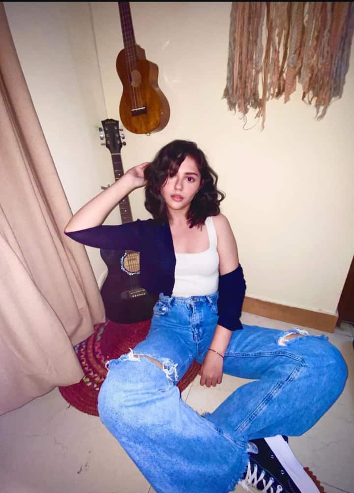 एक्टिंग के अलावा अनीत को म्यूजिक का भी बहुत शौक है और उन्हें कई बार गाना गाते हुए भी देखा गया है. इसके अलावा वो कई विज्ञापनों का भी हिस्सा रह चुकी हैं. अनीत पड्डा ने नेस्कैफे, कैडबरी डेयरी मिल्क, अमेजन इंडिया, पेटीएम जैसे ब्रांड्स के साथ काम किया है.