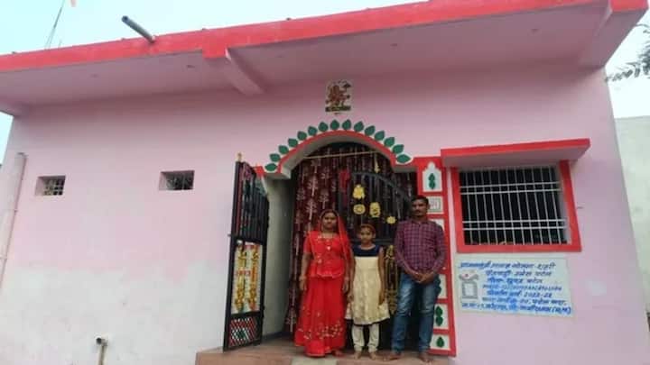तो आपको बता दें योजना के नियमों के मुताबिक एक परिवार में सिर्फ पति, पत्नी और अविवाहित बच्चे ही शामिल होते हैं. अगर दो भाई साथ रहते हैं तो फिर वह योजना में एक के ही नाम पर लाभ मिल सकता है. दोनों को एक साथ लाभ नहीं मिल पाएगा.