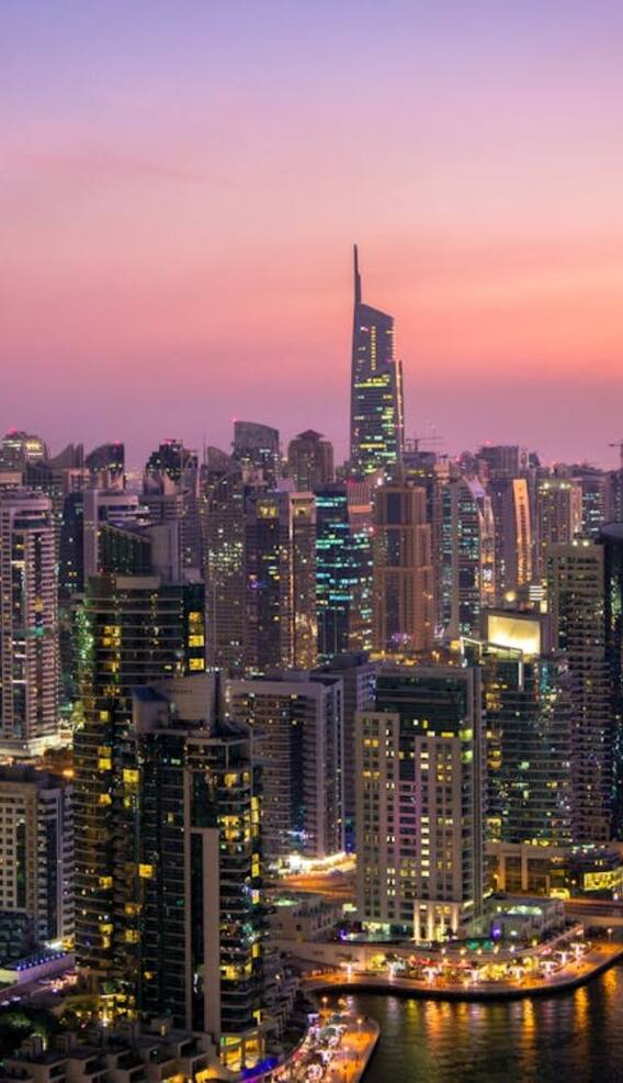 दुबईमध्ये सार्वजनिक ठिकाणी असताना कोणत्या गोष्टी करण्यास बंदी?