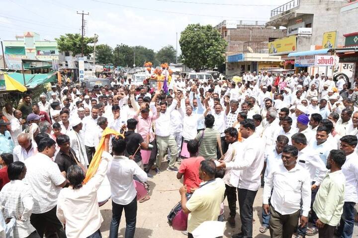 नवनिर्वाचित चेअरमन राजेंद्र राठोड, व्हाईस चेअरमन रंगनाथ वराडे तसेच नवनिर्वाचित संचालक यांच्या उपस्थितीमध्ये सोयगाव शहरात भव्य  विजय रॅली काढण्यात आली होती.