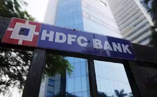 एचडीएफसी बँकेनं गेल्या वर्षीच्या पहिल्या तिमाहीच्या तुलनेत या वर्षीच्या पहिल्या तिमाहीत 12.24 टक्के अधिक नफा मिळवला आहे. जाणकरांना बँकेला पहिल्या तिमाहीत 17385 कोटींचा नफा मिळेल अशी अपेक्षा होता. तर बँकेचं स्टँडअलोन नेट इंटरेस्ट इन्कम 5.4 टक्क्यांनी वाढून 31438 कोटी रुपयांवर पोहोचला आहे.
