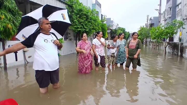 પાલનપુરમાં માત્ર 3 ઇંચ વરસાદથી જ નીચાણવાળા વિસ્તારો પાણીમાં ગરકાવ થઈ ગયા છે. ડેરી રોડ પરના રહેણાંક વિસ્તારોમાં ઘૂંટણસમા પાણી ભરાઈ ગયાના દ્રશ્યો જોવા મળ્યા હતા. સોસાયટીઓના રસ્તાઓ અને ઘરોમાં પણ વરસાદી પાણી ફરી વળતા નિવાસીઓને ભારે હાલાકીનો સામનો કરવો પડ્યો. બાળકોને શાળાઓમાં રજા આપવાની ફરજ પડી હતી, જ્યારે ધંધા-રોજગાર માટે નીકળતા લોકોને પણ ભારે મુશ્કેલીઓ વેઠવી પડી હતી.