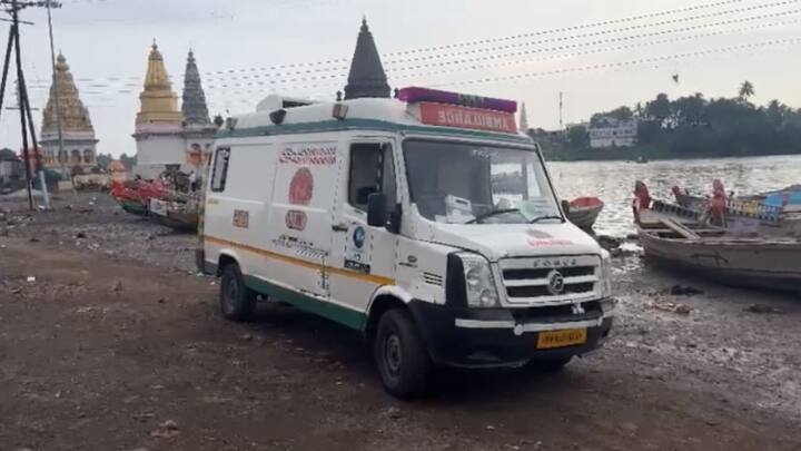 विठ्ठल दर्शनासाठी आलेल्या तीन महिला भाविक आज सकाळी चंद्रभागा नदीत स्नानासाठी उतरल्या होत्या. जालना जिल्ह्यातील भोकरदन येथे राहणार्या दोन महिला आणि एक अनोळखी महिला आज सकाळी सात वाजण्याच्या सुमारास पाण्याचा अंदाज न आल्याने चंद्रभागेत बुडाल्या.