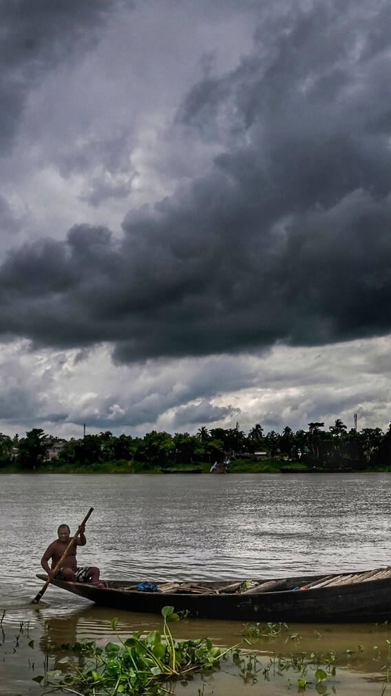 রবিবার থেকে ফের দুর্যোগ? ঝমঝম বৃষ্টিতে ভাসবে এই জেলাগুলি?