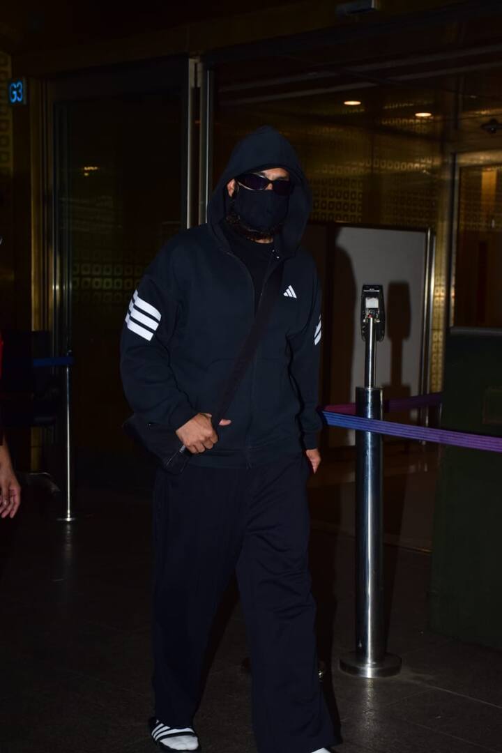 रणवीर सिंह ने एयरपोर्ट पर पैपराजी को को कई सारे पोज दिए. फिर वो गाड़ी में बैठकर रवाना हो गए.