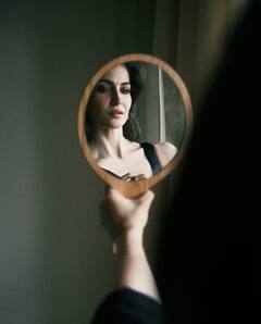 आशीष संग डेटिंग की खबरों के बीच एली ने ब्लैक साड़ी में फ्लॉन्ट किया देसी लुक, पल्लू गिराकर दिए ऐसे पोज