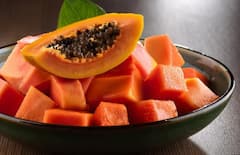 त्वचा को जवान बनाने के लिए ये 6 फल जरूर खाएं, एक महीने में दिखेगा अंतर