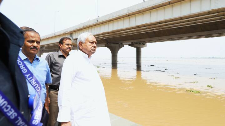 Bihar News: निरीक्षण के दौरान अधिकारियों को सीएम ने कई निर्देश दिया. नीतीश कुमार ने अधिकारियों से कहा कि गंगा नदी के किनारे वाले क्षेत्रों में बढ़ते जलस्तर को ध्यान में रखते हुए पूरी तरह अलर्ट रहें.