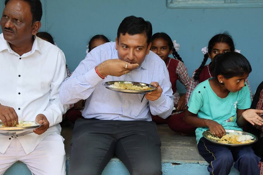 Adilabad News: ZPHS విద్యార్థులతో కలిసి భోజనం చేసిన ఆదిలాబాద్ జిల్లా కలెక్టర్