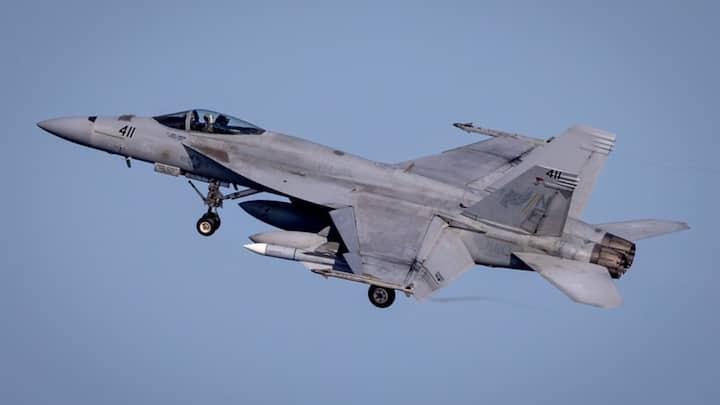 अमेरिका F A-18E F Super Hornet अमेरिकी नौसेना की रीढ़ है. इसे USA की सबसे बड़ी नेवल ऑपरेशंस में शामिल किया गया है. ये मल्टी-रोल, इलेक्ट्रॉनिक वॉरफेयर, रिफ्यूलिंग के लिए इस्तेमाल किया जाता है.इसे USA की सबसे बड़ी नेवल ऑपरेशंस में शामिल किया गया है. इसके साथ-साथ भारत भी इसे अपने विमानवाहक पोत पर शामिल करने पर विचार कर चुका है. इसकी डिजाइन और टेक्नोलॉजी इसे हर परिस्थिति में परफॉर्म करने लायक बनाती है.