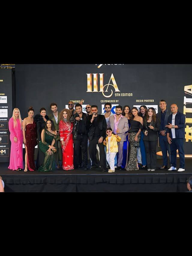 इन प्यारी तस्वीरों को शेयर करते हुए दिव्यांका कैप्शन में लिखती हैं - '12 घंटे एक अवॉर्ड शो, एक मुलाक़ात, एक ग्लैमरस पार्टी, लेकिन सब कुछ दिलों और प्यार से भरा हुआ. दुबई में हुए IIIA अवॉर्ड्स की कुछ पसंदीदा तस्वीरें शेयर कर रही हूँ.'