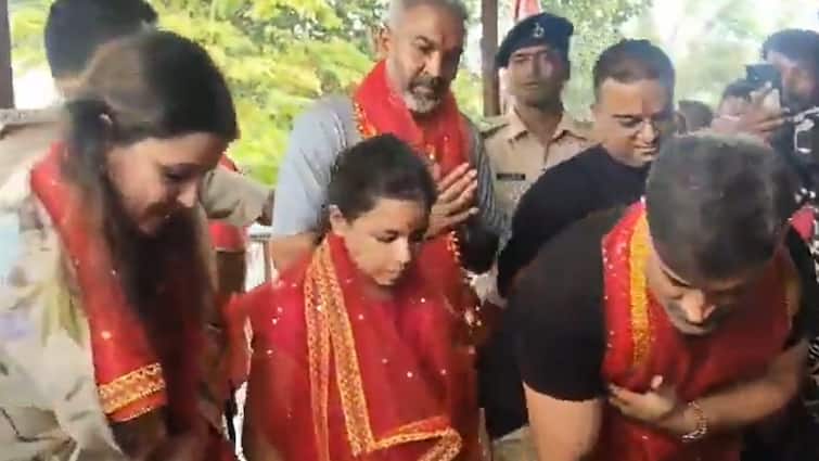 धोनी परिवार के साथ माँ दुरि को देखने के लिए आईं, बेटी जीवा नारियल को उबालती है और प्रतिक्रिया इस तरह थी