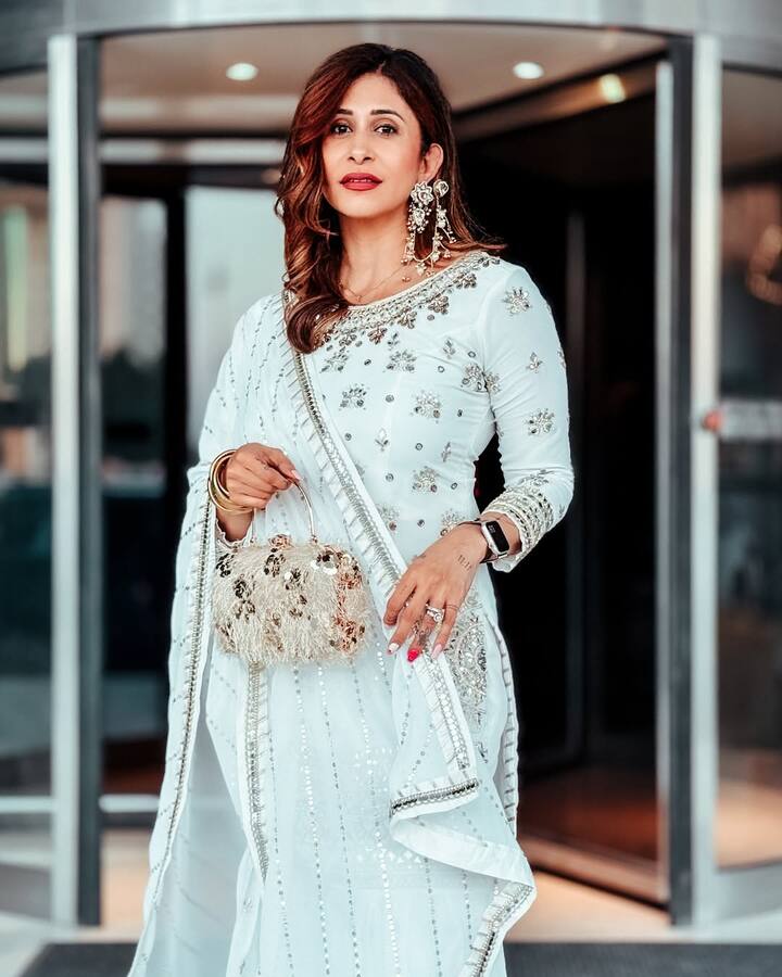 किश्वर एक मुस्लिम परिवार से ताल्लुक रखती हैं, लेकिन उन्हें आठ साल छोटे सुयश राय से प्यार हो गया जो हिंदू परिवार से ताल्लुक रखते हैं.