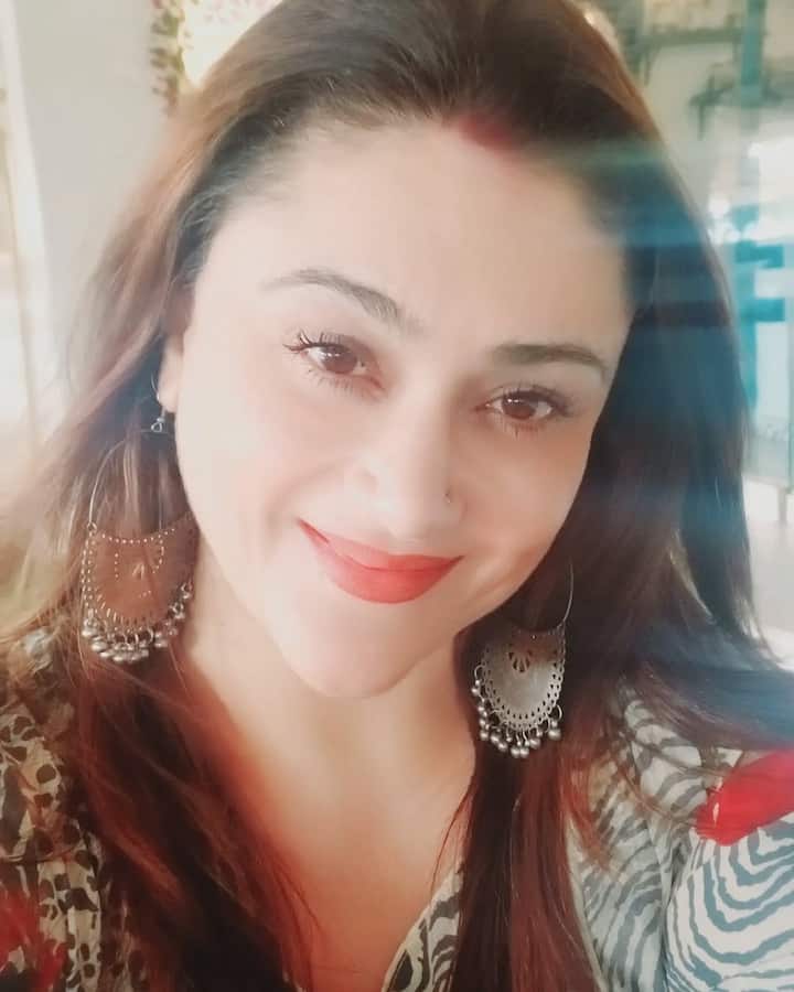उनसे उनकी बेटी भी छीन ली गई. जब उनकी बेटी 3 साल की थी तो उनकी मां ने उसे उनके पति को दे दिया. 10 साल तक वो बेटी से मिल नहीं पाईं, कस्टडी के लिए लंबी लड़ाई लड़ी.