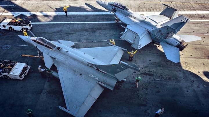 Rafale M फ्रांस की नौसेना की जान मानी जाती है. इसकी स्पीड Mach 1.8 है. इसका इस्तेमाल एयर-टू-एयर, ग्राउंड अटैक, एंटी-शिप मिशन में होता है. इसमें Meteor और SCALP-EG जैसे एडवांस हथियार करता है. Rafale M को फ्रांस की नौसेना में शामिल किया गया है और यह बहुत ही एडवांस्ड फाइटर जेट है. भारत ने भी हाल ही में अपने नए विमानवाहक पोत के लिए इसे चुना है. इसकी मल्टी-रोल क्षमता इसे दुनिया के सबसे विश्वसनीय कैरियर-बेस्ड फाइटर जेट्स में शामिल करती है.