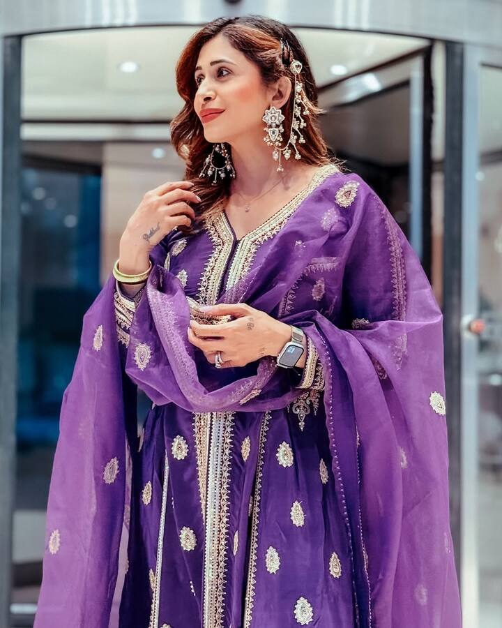 ये हसीना कोई और नहीं बल्कि किश्वर मर्चेंट हैं. एक्ट्रेस ने टीवी इंडस्ट्री में अपने करियर की शुरुआत 1997 में की थी. उन्होंने कई टीवी शोज में काम किया है.