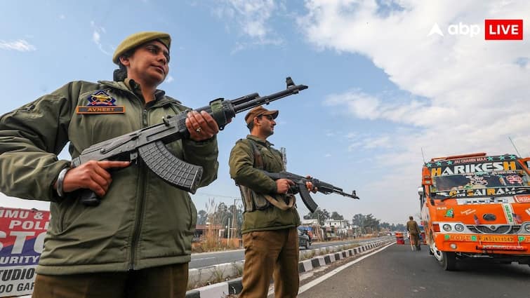 कश्मीर में आतंकवाद के खिलाफ कार्रवाई, चार जिलों में छापेमारी, जैश से जुड़े 10 संदिग्ध गिरफ्तार